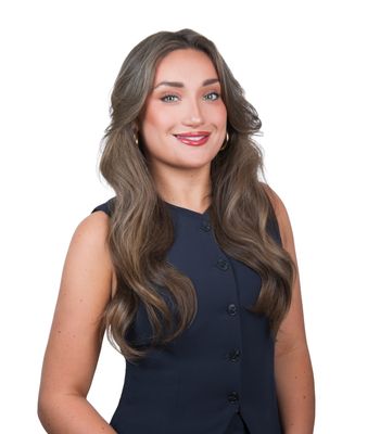 Portrait of Bella Mylett, REALTOR®.